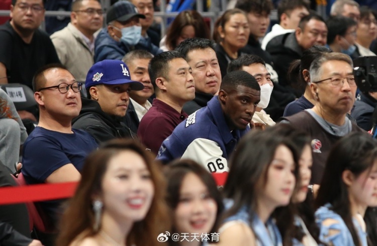 真籃球迷!國安外援法比奧攜玉昆外援科斯塔來到五棵松觀戰(zhàn)CBA