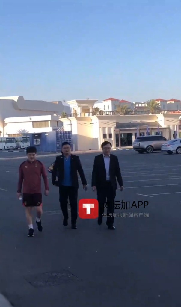 馬德興:迪拜領事館官員來到訓練場地看望國足