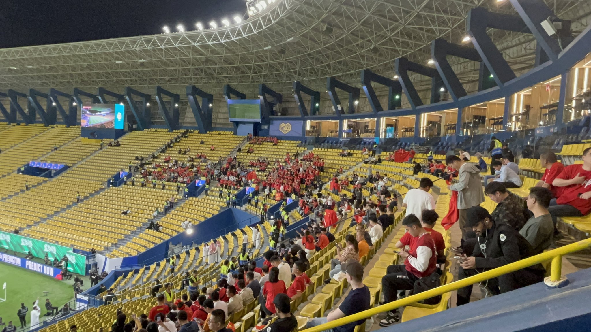 球票已售罄!中國球迷已經(jīng)入場,坐在球場上層沙特球迷區(qū)上方