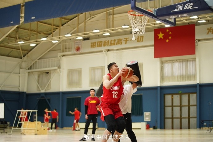 中國籃球之隊官博:大塊頭 大能量 祝李炎哲25歲生日快樂!