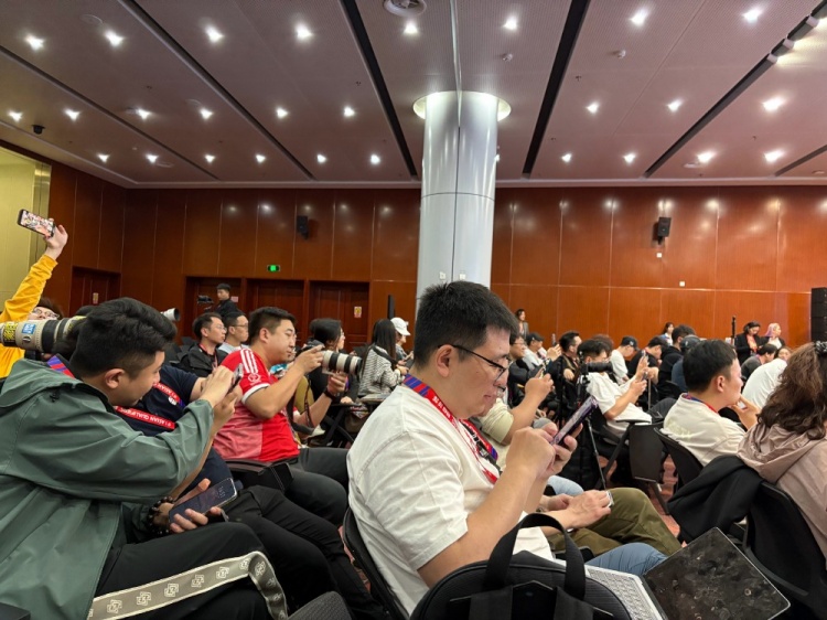萬眾矚目!記者擠滿國(guó)足賽前新聞發(fā)布廳,賽場(chǎng)記者預(yù)計(jì)超300人