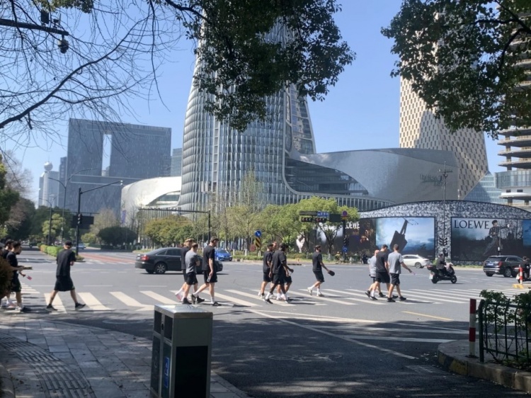 心態放松,有網友拍到澳大利亞隊早上在萬象城citywalk