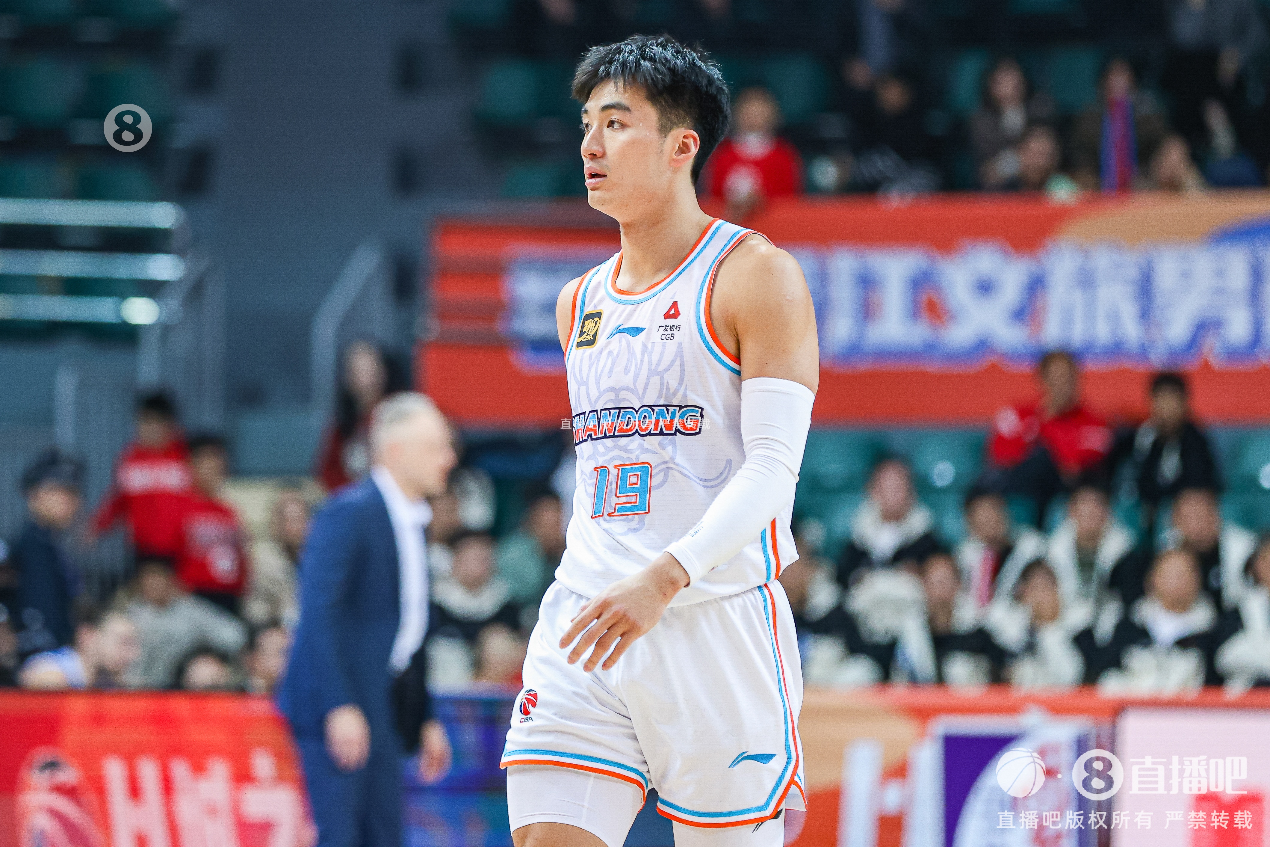 今天效率奇高!于德豪上半場11分鐘7投5中砍下全隊最高的12分