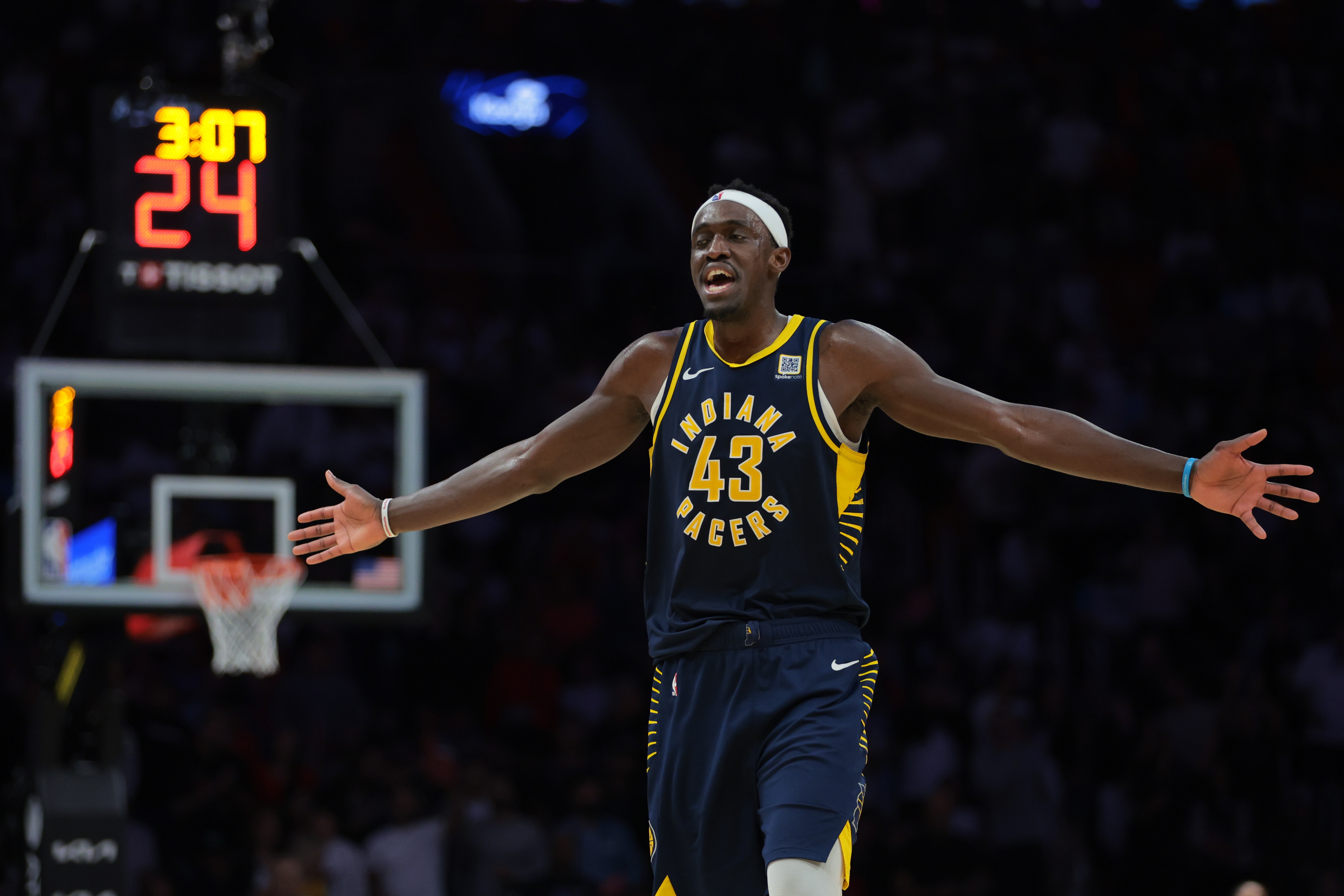 NBA官方:西亞卡姆因和裁判對峙并且說臟話 被罰款25000美元