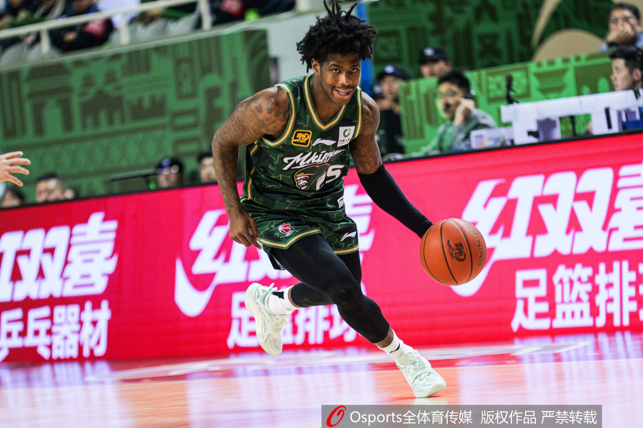 這外援猛得很!肯德里克-戴維斯16投12中&罰球18中15砍43分6板9助